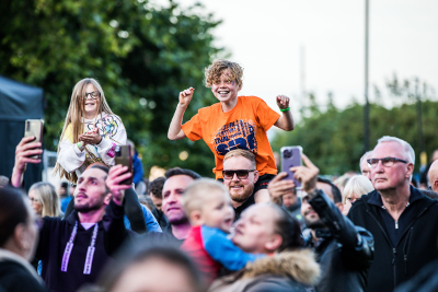 A crowd shot of SIRF 2023 with two children looking excited as they both dance.